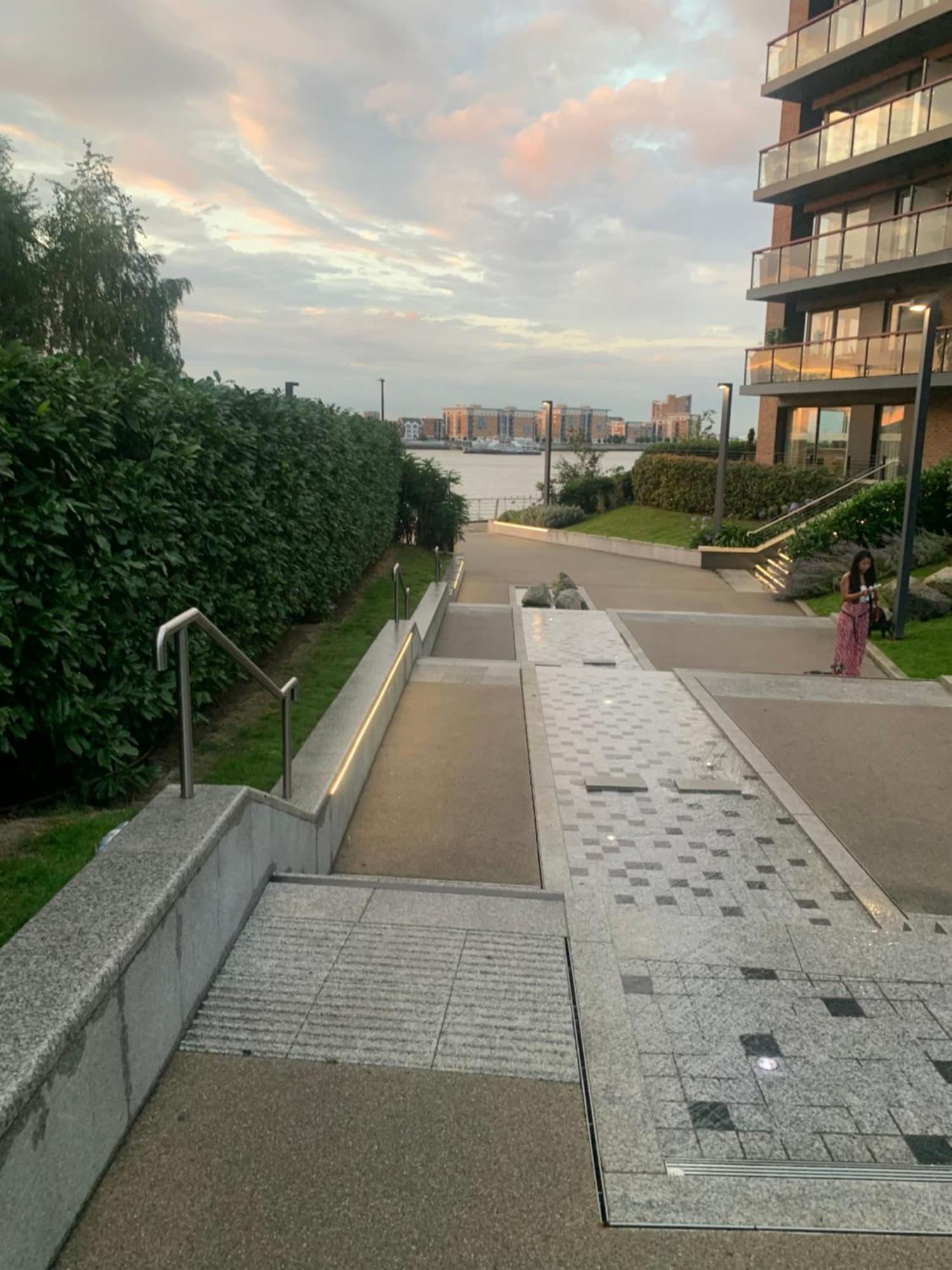 Luxury Riverside Apt With Easy Access To Central London, O2, Excel Centre And Parking Экстерьер фото